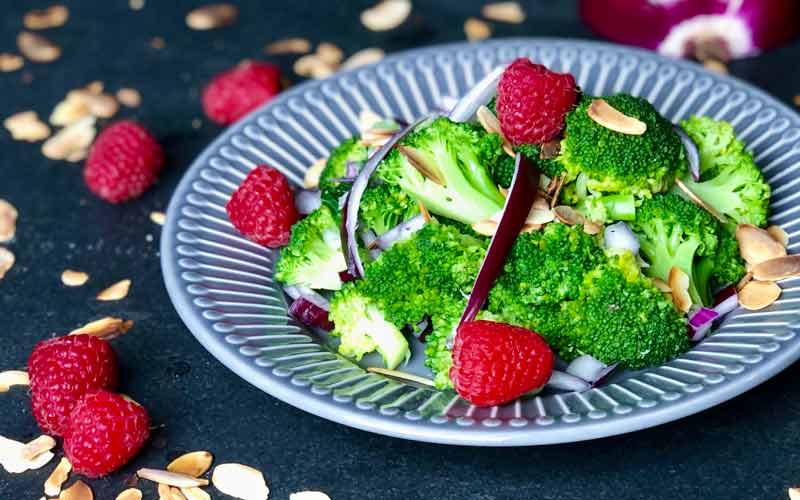 Brokkoli-Waldhimbeer Salat mit Mandeln