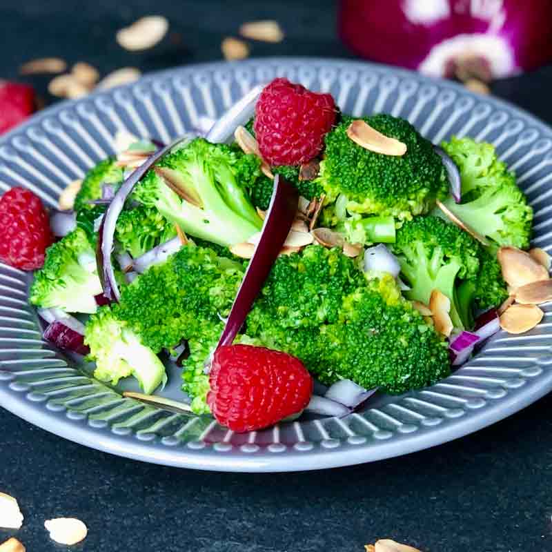 Brokkoli-Waldhimbeer Salat mit Mandeln
