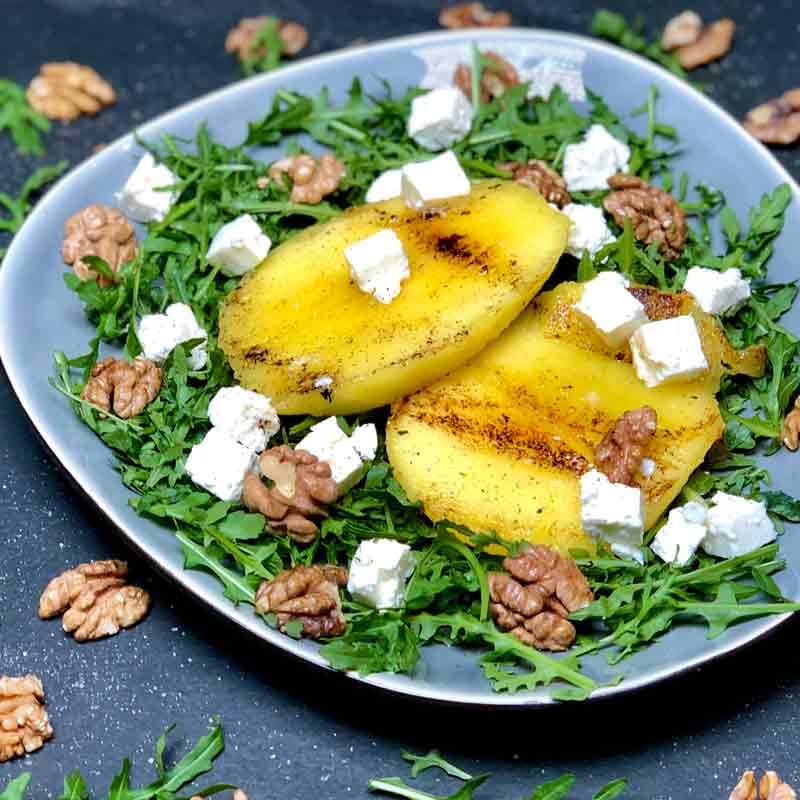 Gegrillte Mango auf Rucolasalat und Walnüssen - Salatrezept