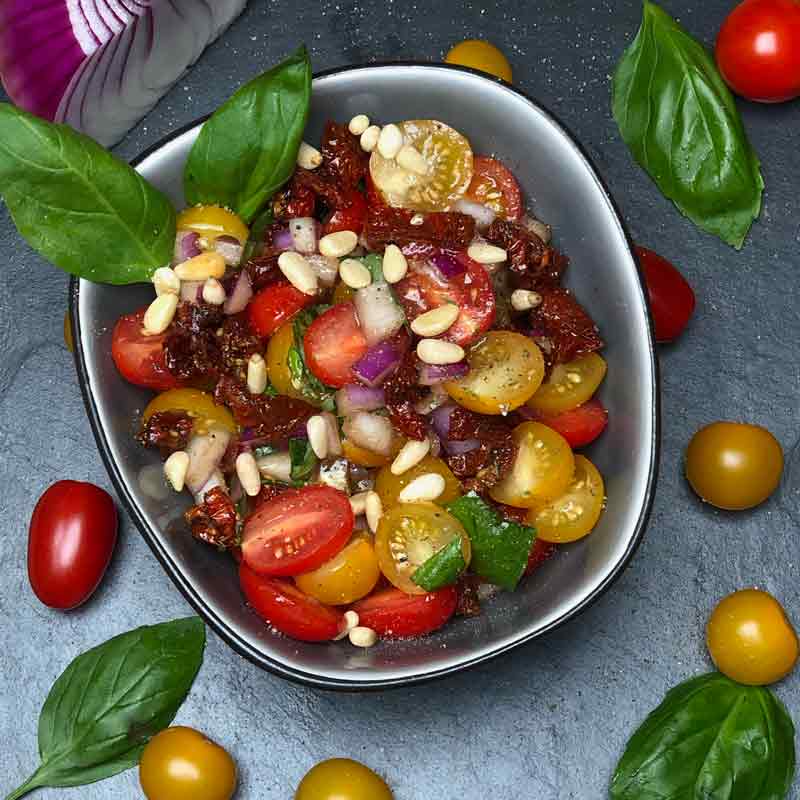 Deftige Vollkornbrote Mit Mediterranem Tomatensalat Dazu Bananen ...