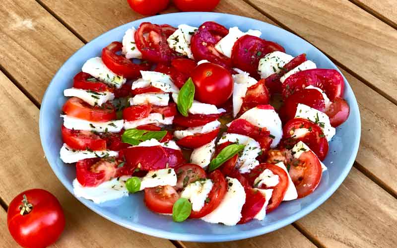 Tomate-Mozzarella Salat - Nahaufnahme für Feinschmecker